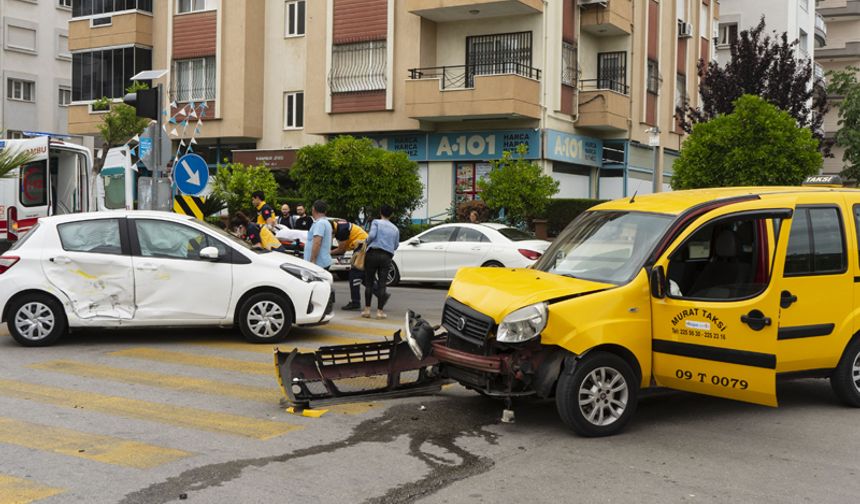 Aydın’da taksi ile otomobil çarpıştı