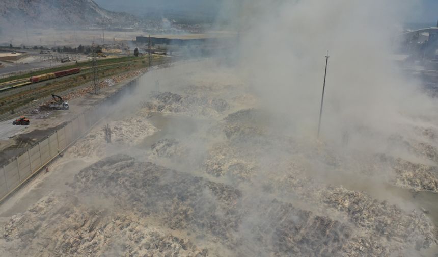 Aydın'da kağıt fabrikasında çıkan yangın kısmen kontrol altına alındı