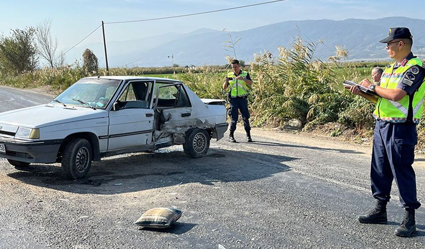 Nazilli’de iki otomobilin çarpışması sonucu 2 kişi yaralandı