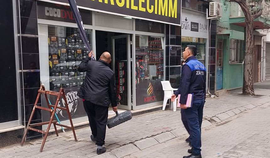 Efeler Belediyesi kaldırımları işgalden arındırıyor