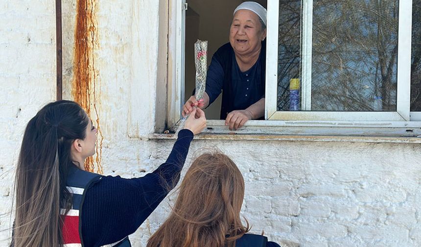 Jandarma yaşlı çınarları unutmadı