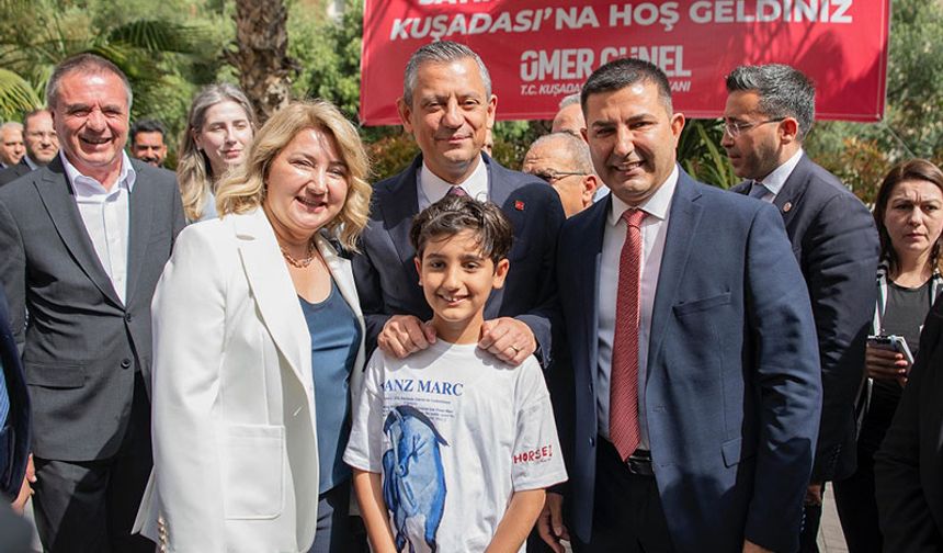 Özgür Özel Kuşadası’nda otizmli bireyler ve aileleri ile buluştu