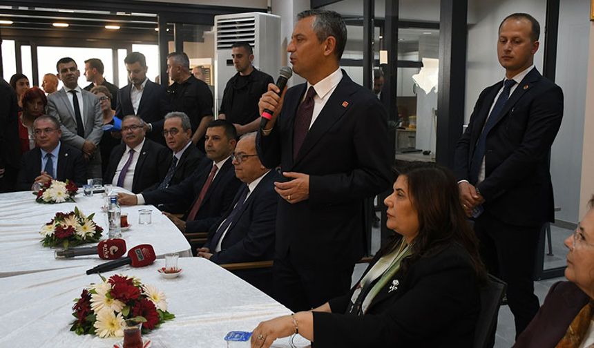 CHP Kuşadası İlçe Örgütü’nün yeni binası Özel’in katılımıyla açıldı