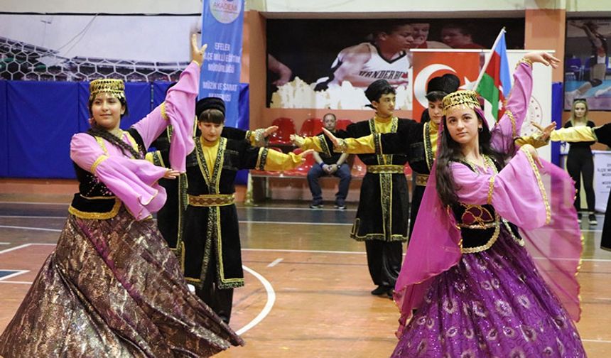 Efeler’de Uluslararası Halk Dansları Festivali gerçekleştirildi