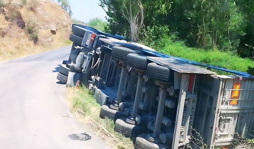 Söke’de TIR şarampole devrildi