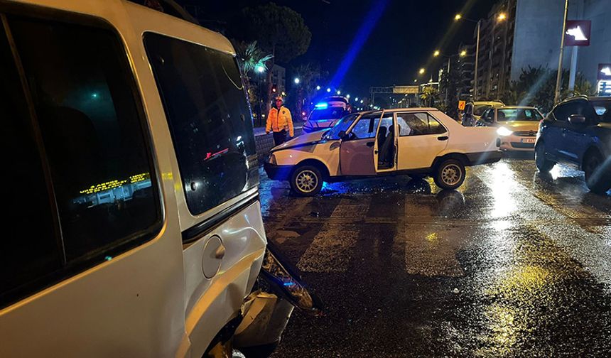 Işıkta bekleyen arabaya otomobil çarptı