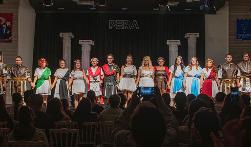 Kuşadası'nda  perde ‘Kadınların Savaşı’ ile açıldı