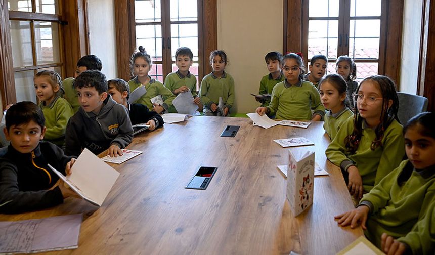Çocuklara hem kitap hem hayvan sevgisi aşılandı