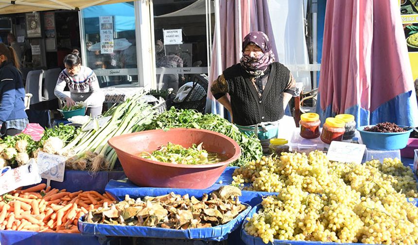 Yerel üretici sergisinin tezgahları kışa özgü sebze ve meyvelerle doldu