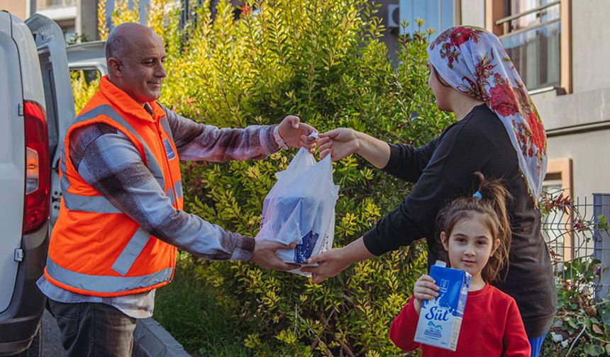 Kuşadası Belediyesi dağıtıyor, minikler sağlıkla büyüyor