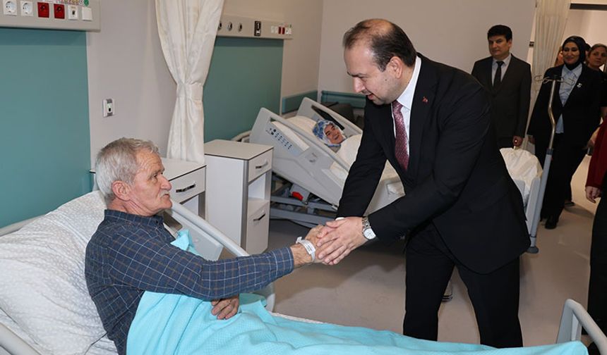 Müdür Şenkul, Şehir Hastanesi'nde hastaları ziyaret etti