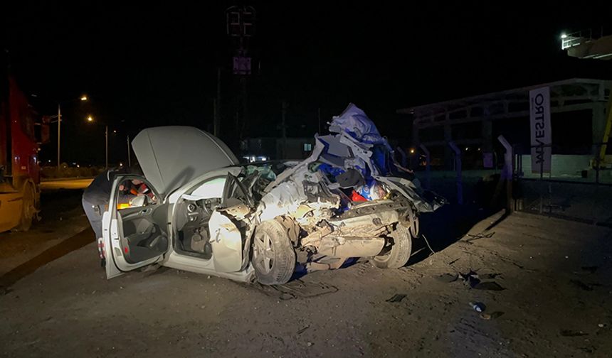 Otomobil TIR’a ok gibi saplandı: 1 ölü, 1 yaralı