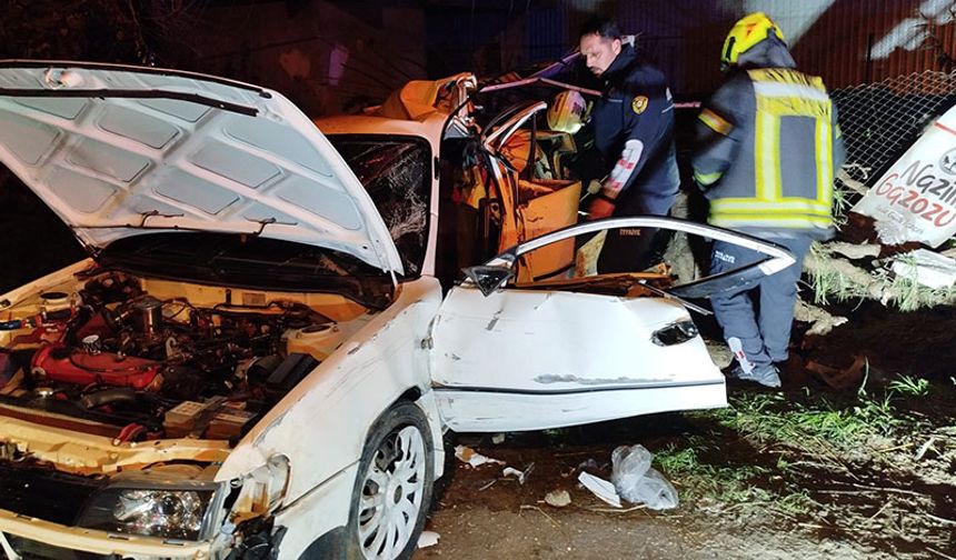 Aydın’da otomobil ağaca saplandı