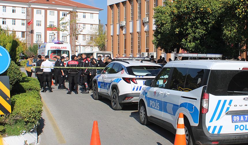 Boşanma duruşmasından çıktı, eşini sırtından bıçakladı