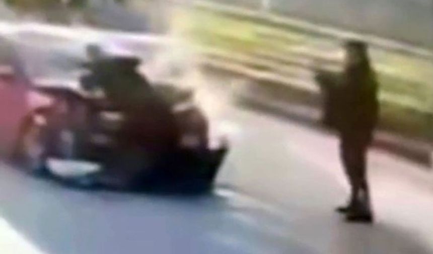 Araçla polise çarptı:  O anı sosyal medyada paylaştı