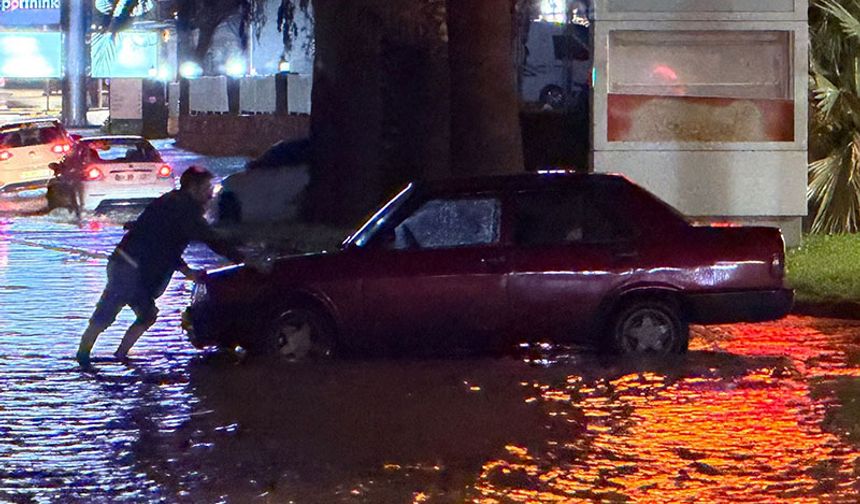 Aydın'da sağanak yağış yolları göle çevirdi