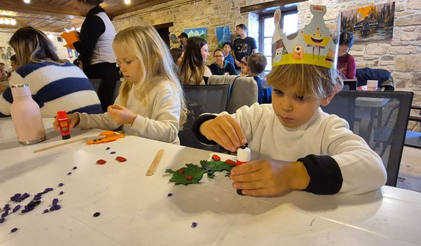 Minikler kendi yaptıkları kuklalarla hayal dünyasına yolculuk yaptı