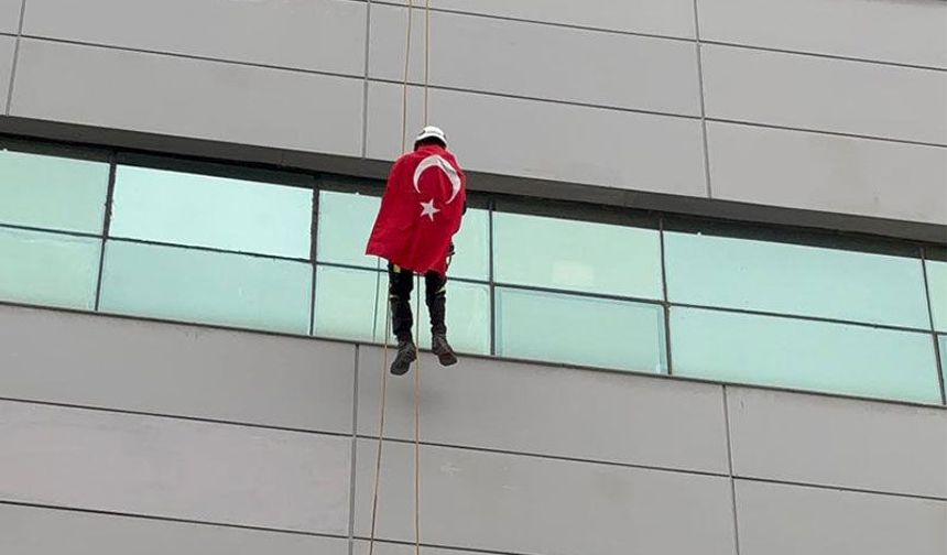 30 metre yükseğe tırmandı: Türk Bayrağını zirveye astı