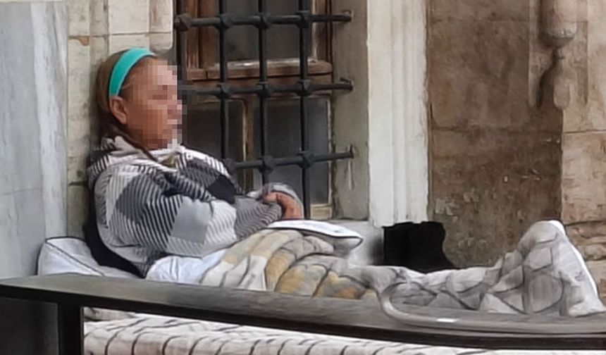 Bir aydır camii avlusundan ayrılmıyor