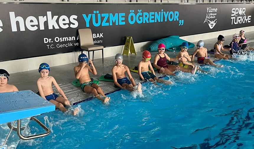 Aydınlı çocuklar yüzme öğrenip, tatilin tadını çıkarıyor