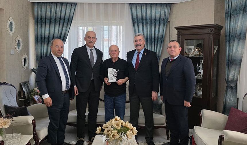 Ömrünü öğrencilerine adayan Varol öğretmen unutulmadı