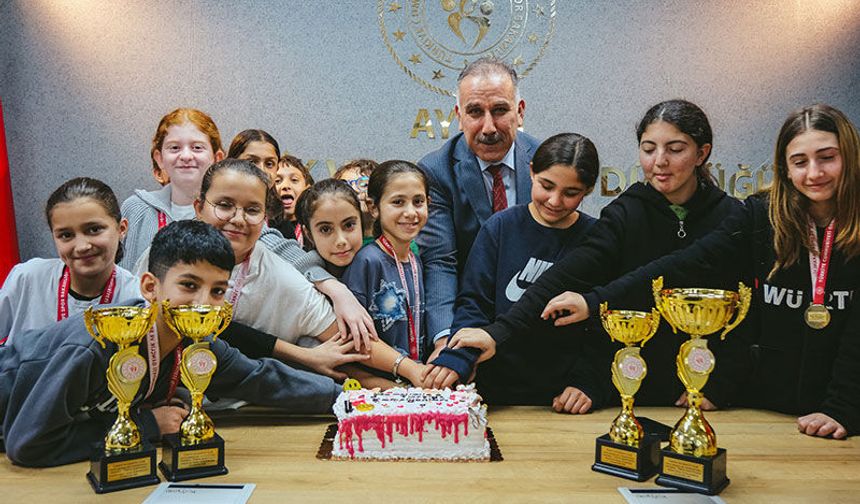 Şampiyonluk pastasını birlikte kestiler