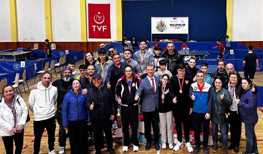 Özel sporcular masa tenisinde birincilik için mücadele etti
