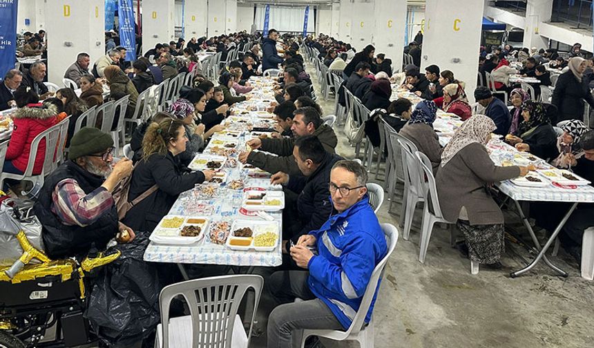 Aydın’ın dört bir yanında vatandaşlar iftar sofralarıyla buluşuyor