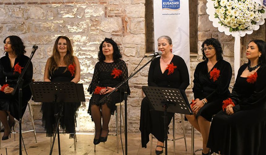 Kuşadası Sevgililer Günü’nü müzikle karşıladı