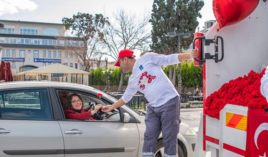 Kuşadası'nda çöp kamyonu sevgi dağıttı