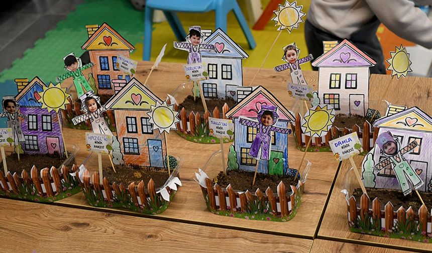 Kuşadası’nda minik eller tasarladıkları evlerin bahçesine tohum ekti