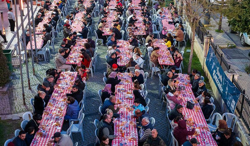 Davutlar’da oruçlar Kuşadası Belediyesi’nin iftar sofrasında açıldı