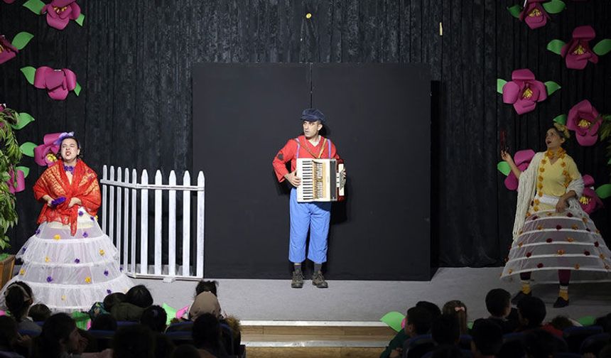 Büyükşehir Belediyesi’nden çocuklara tiyatro şöleni