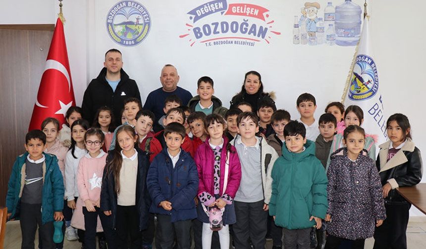 Başkan Özel, minik öğrencilerle bir araya geldi