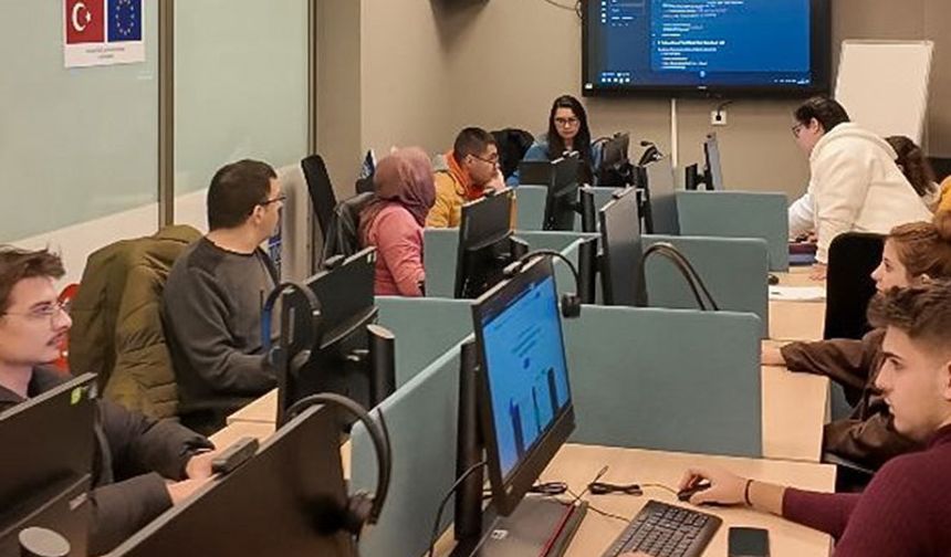 Başkan Yetişkin geleceğin teknolojisini gençlerle buluşturuyor