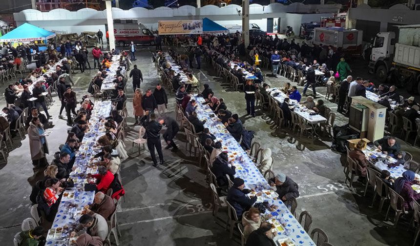 Başkan Yetişkin’in iftar sofraları binlerce kişiyi ağırlıyor