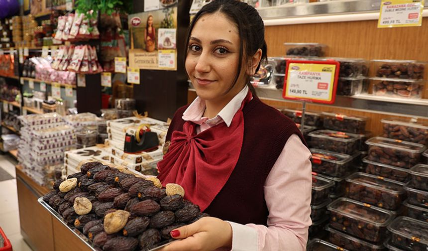 Hurma tezgahlardaki yerini aldı