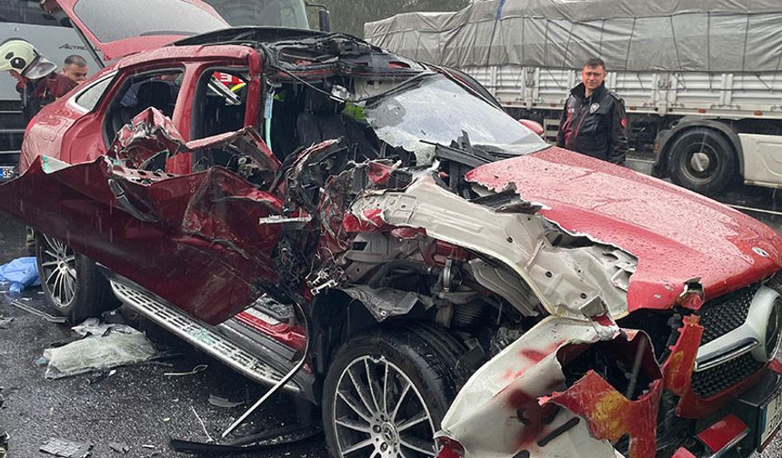 TIR’a çarpan otomobil hurdaya döndü: 2 yaralı