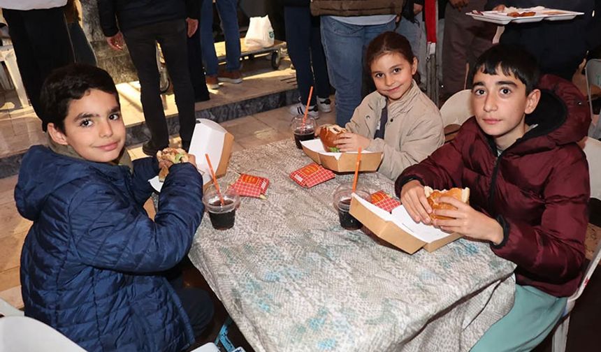 Başkan Arıcı'dan çocuklara iftar sürprizi