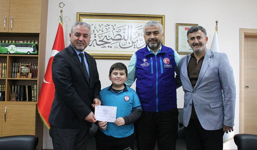 Minik  Alparslan kumbarasını Kur’an Kursu için açtı