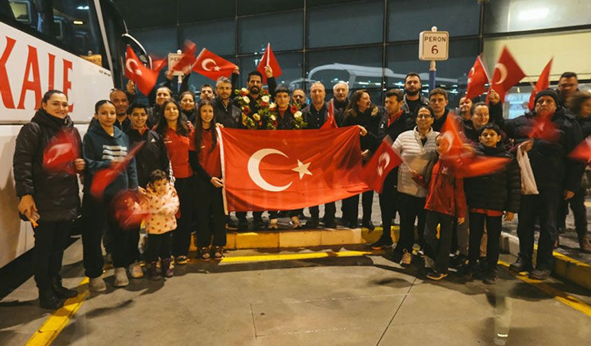 Çifte madalya kazandı, memleketinde coşkuyla karşılandı