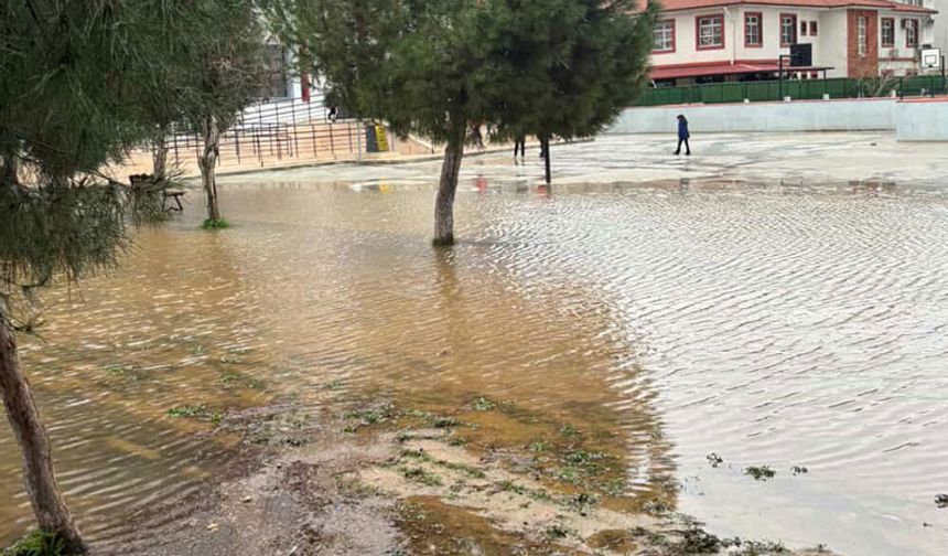 İlkokulun bahçesi sular altında kaldı