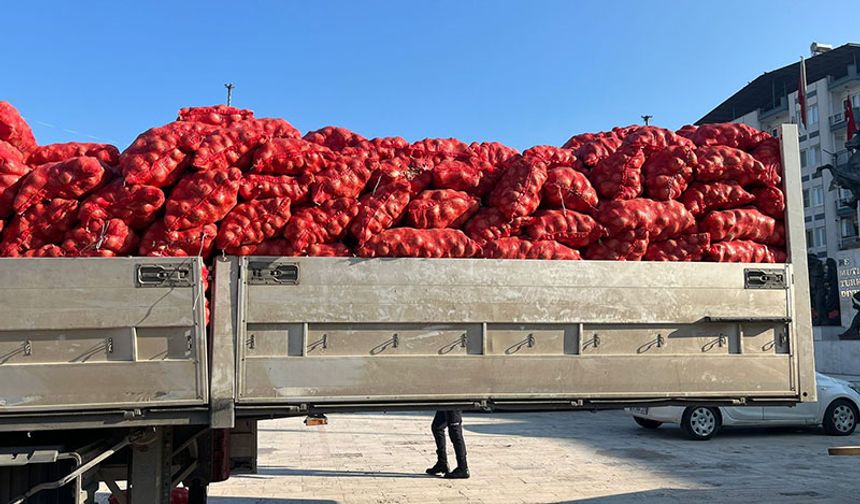 Hayır için dağıtılan tonlarca soğan bir saatte tükendi