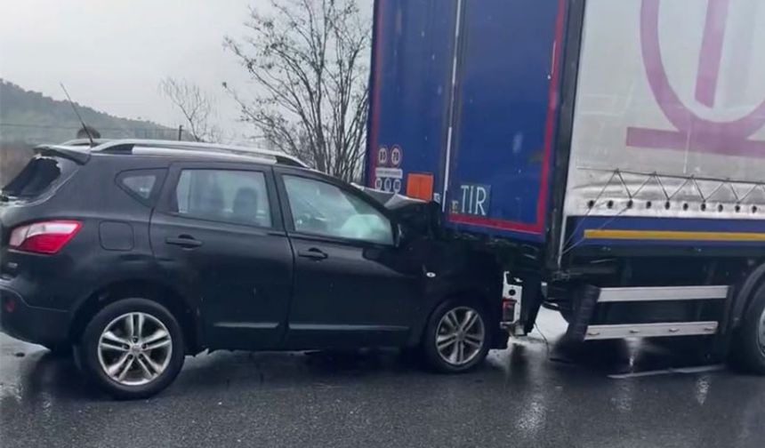 Otomobil TIR’ın altına girdi