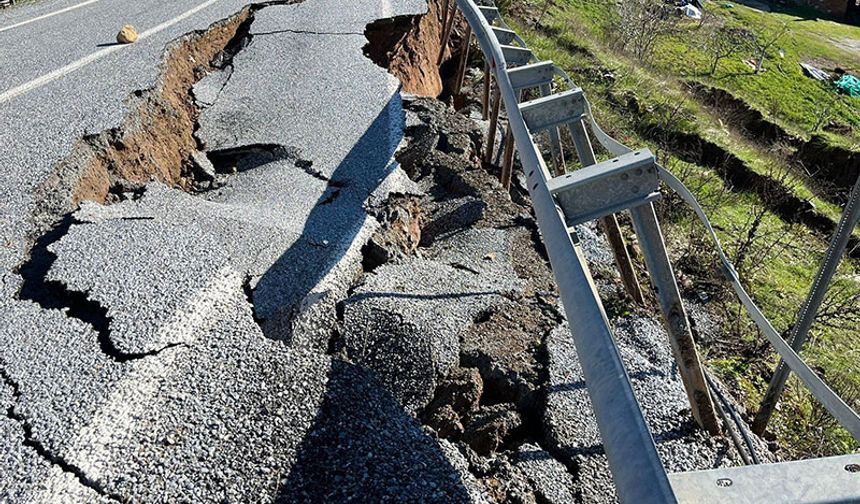 Aydın’da yine yol çöktü: Ulaşım tek şeritten