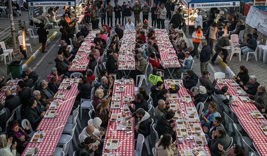 Kuşadası’nda ramazan ayının bereketi paylaştıkça çoğalıyor