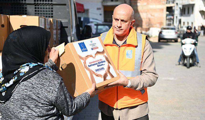 Kuşadası Belediyesi’nden 3 bin 500 aileye ramazan yardımı