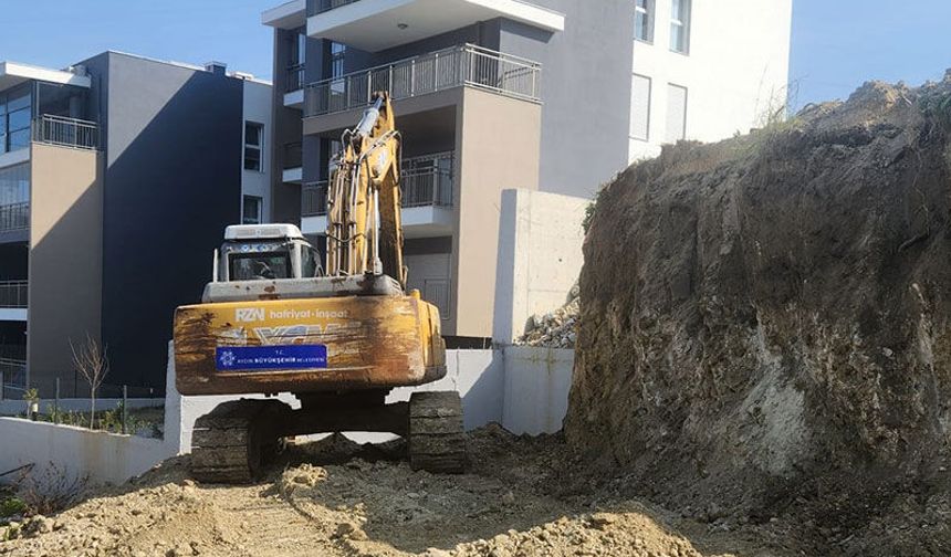 Büyükşehir Belediyesi Kuşadası’nda yol yapım çalışmalarına devam ediyor