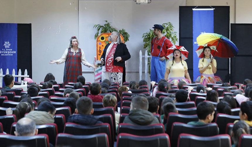 Büyükşehir Belediyesi Köşk’te minikleri tiyatroyla buluşturdu