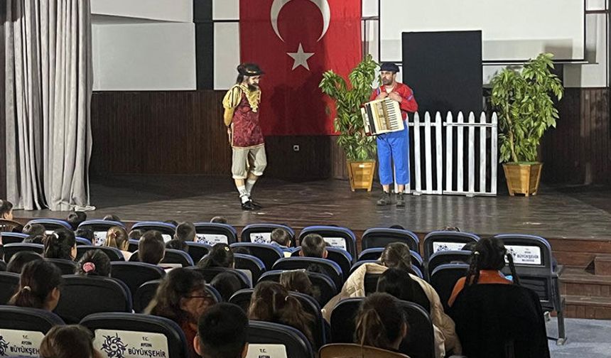 Büyükşehir Belediyesi Karacasu’da çocukları tiyatro ile buluşturdu